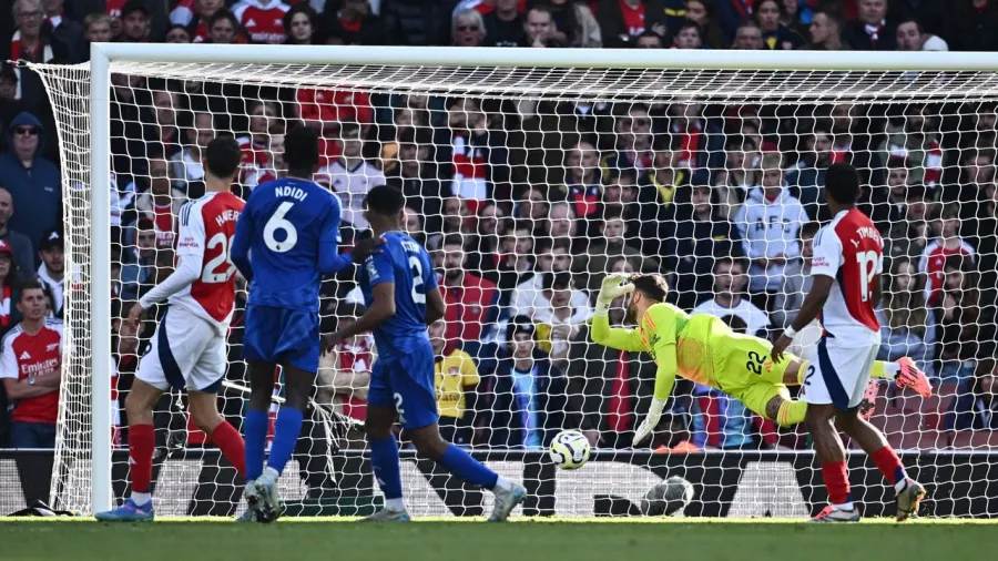 Arsenal ganó de último minuto y alcanzó al City en la Premier League