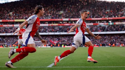 Arsenal ganó de último minuto y alcanzó al City en la Premier League