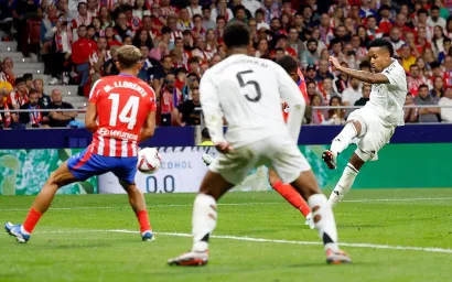 El potente disparo que terminó perforando el arco de Jan Oblak