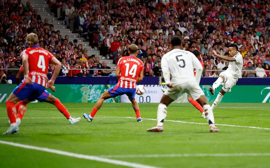 El potente disparo que terminó perforando el arco de Jan Oblak