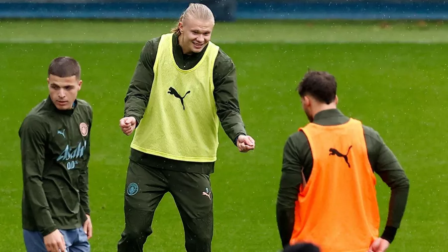 Haaland recibió a los futbolistas de la academia de Manchester City en el entrenamiento