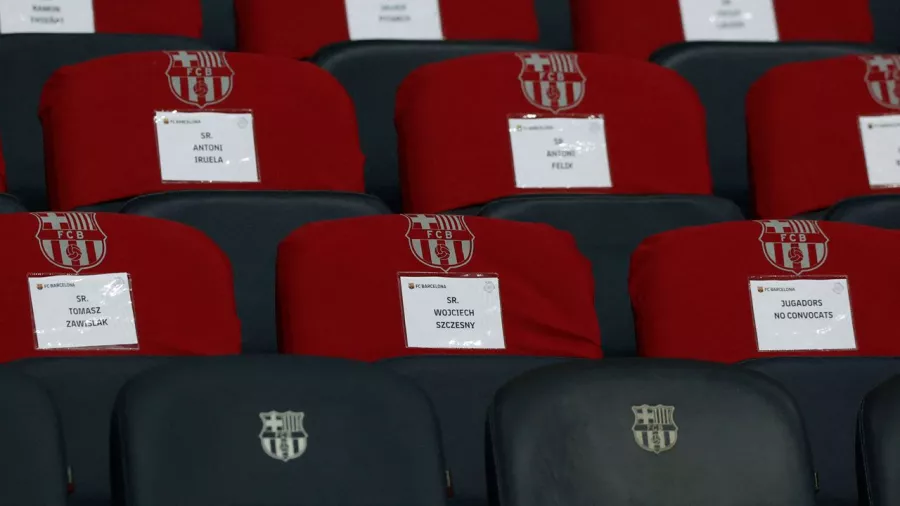 El asiento reservado para Szczesny en Montjuïc junto a los futbolistas no convocados