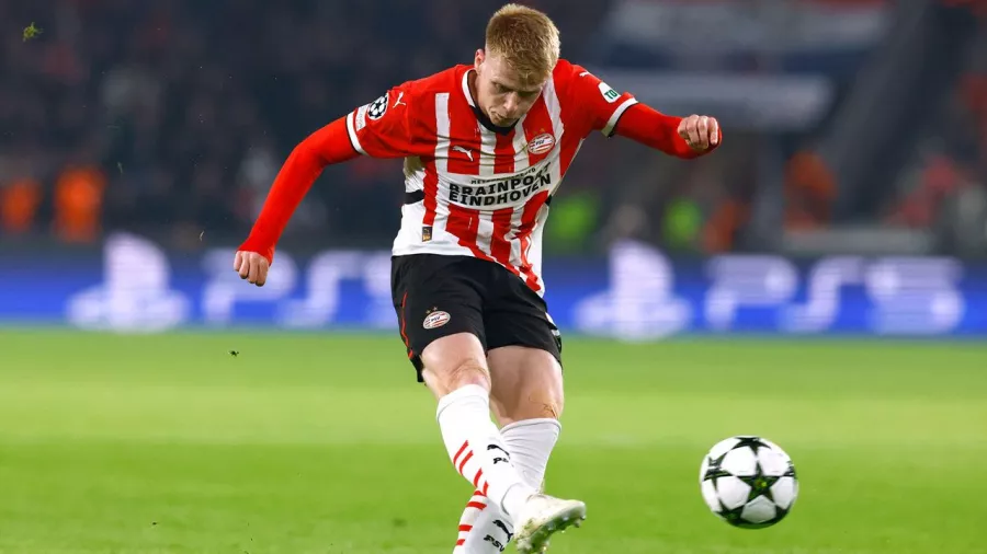 Jerdy Schouten adelantó a PSV con un tiro de media distancia