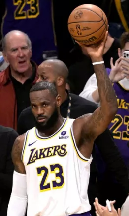 LeBron James, emocionado por jugar al lado de su hijo