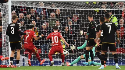 Alexis Mac Allister solo tuvo que empujar en línea de gol el pase bombeado que mandó Mohamed Salah.