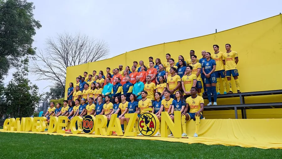 Así posaron las jugadoras y los jugadores del primer equipo.