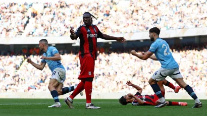 El campeón cortó la racha de dos partidos sin ganar y se colocó a un punto de Liverpool