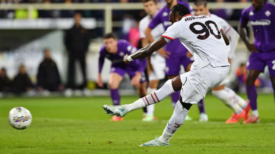 Tammy Abraham ejecutó un segundo penal para Milan, pero volvió a aparecer el portero español