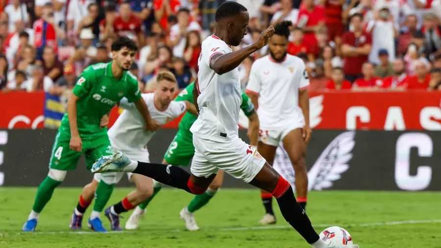 Dodi Lukebakio marcó el gol de la victoria a los 50 minutos desde el punto penal