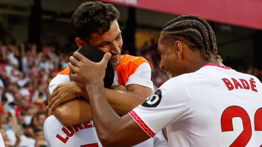 El belga festejó y le dedicó el gol a Jesús Navas quien disputó su último derbi de Sevilla