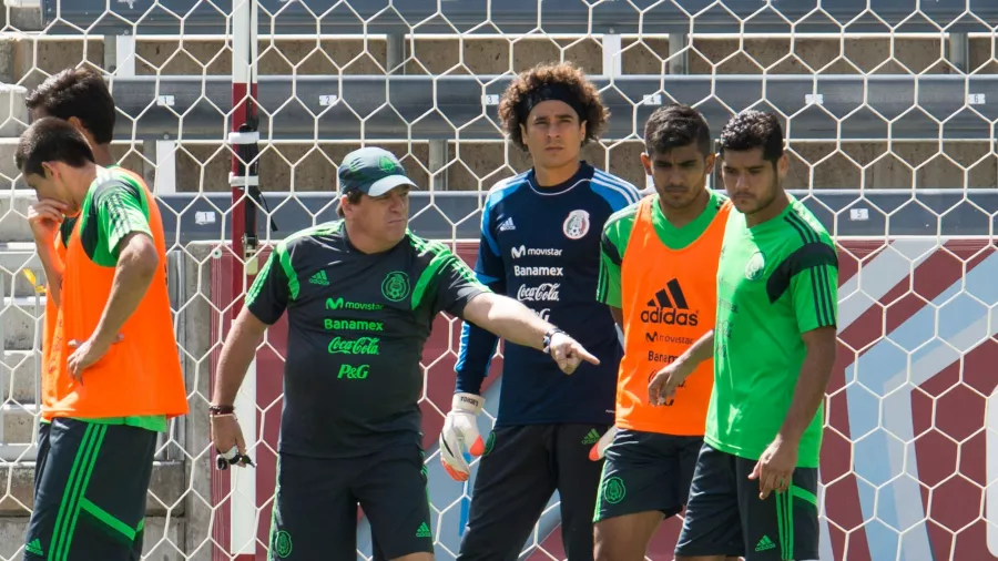 Tengo que agradecer a Miguel Herrera. Es un entrenador que dejará huella en mi carrera. Fue con él con quien participé por primera vez en un Mundial. Mis cualidades podían estar ahí, pero al final hay que convencer al entrenador para poder jugar y ser titular. Y él fue al que convencí. 