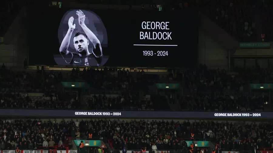 Homenaje a George Baldock en el Inglaterra-Grecia