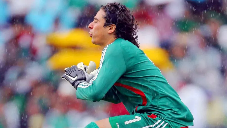 Portero: Guillermo Ochoa, uno de los dos únicos jugadores que ‘sobreviven’ de este partido.