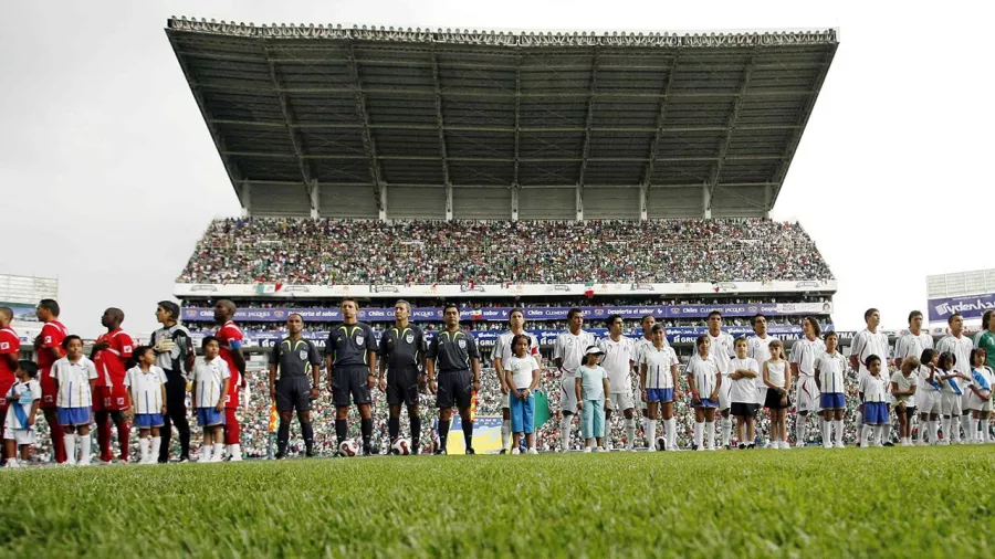 El partido se dio por terminado al medio tiempo debido a la fuerte lluvia, México ganó 1-0 tras un autogol de Felipe Baloy (33’). Ahora, tras 17 años, el Tri volverá a jugar en Puebla contra el club Valencia.