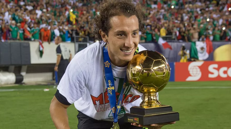 Con su número 18 y muchas veces portando la banda de capitán, Andrés ganó tres Copas Oro con México, incluso en la edición 2015 recibió el Balón de Oro.