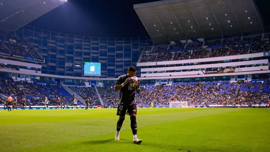 Se temía una pésima entrada, pero la gente finalmente se animó a ver al Tri contra el club español.