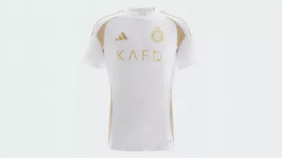 El jersey está diseñado con la plantilla de moda de Adidas y lleva varios detalles y filos en dorado.