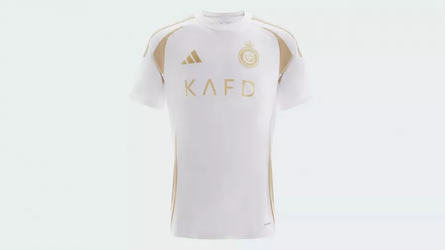 El jersey está diseñado con la plantilla de moda de Adidas y lleva varios detalles y filos en dorado.