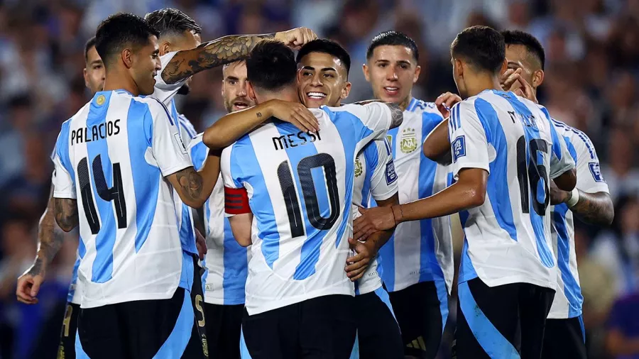 Lautaro Martínez, Julián Álvarez y Thiago Almada hicieron los otros tres.