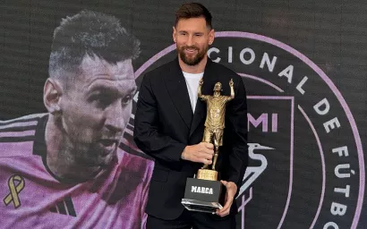 Lionel Messi sonríe con otro premio en sus manos