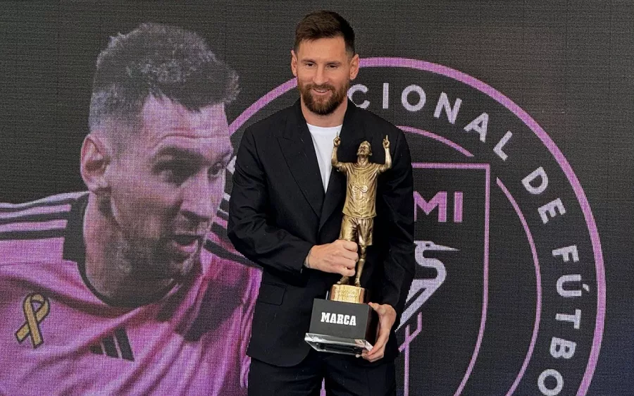 Lionel Messi sonríe con otro premio en sus manos