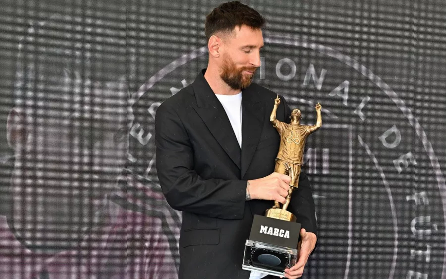 Lionel Messi sonríe con otro premio en sus manos