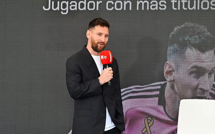 Lionel Messi sonríe con otro premio en sus manos