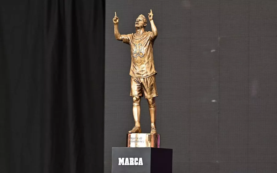 Lionel Messi sonríe con otro premio en sus manos