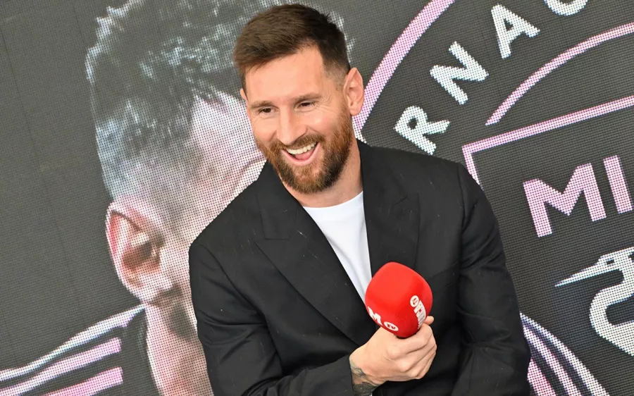 Lionel Messi sonríe con otro premio en sus manos