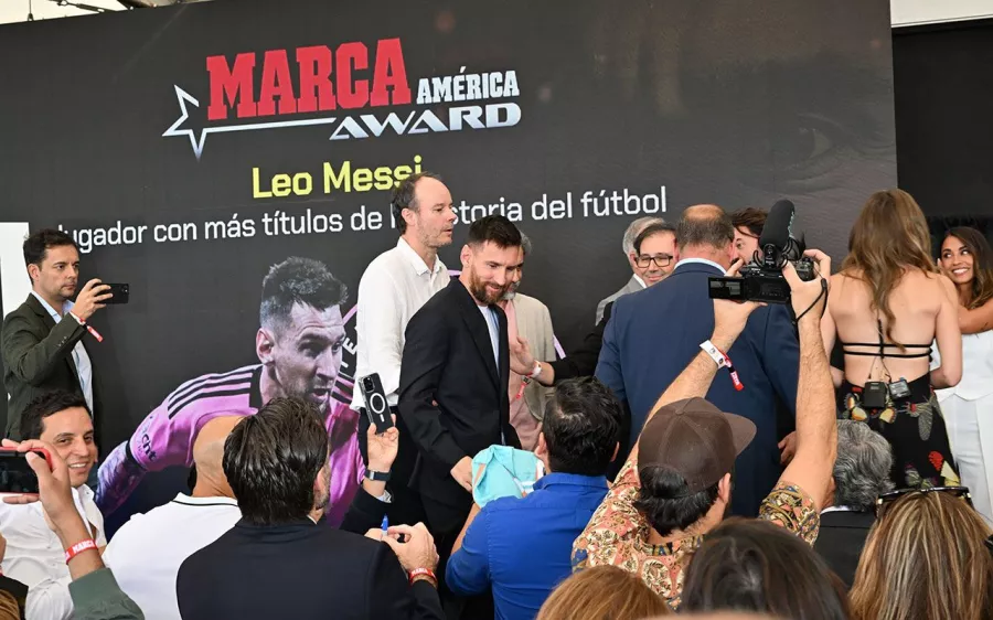 Lionel Messi sonríe con otro premio en sus manos