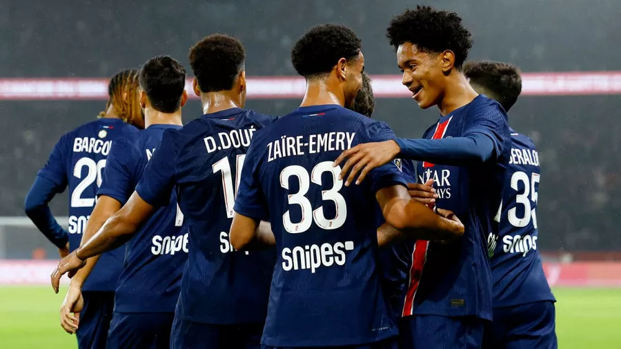 El PSG usó a varios jugadores jóvenes de su cantera, como Desire Doué, de 19 años.