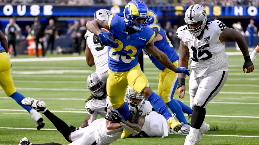 Los Rams defendieron su casa y ganaron por muy poco