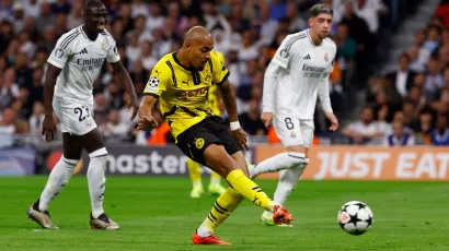 Donyell Malen sorprendió a la defensa del equipo blanco tras un pase de Serhou Guirassy dentro del área