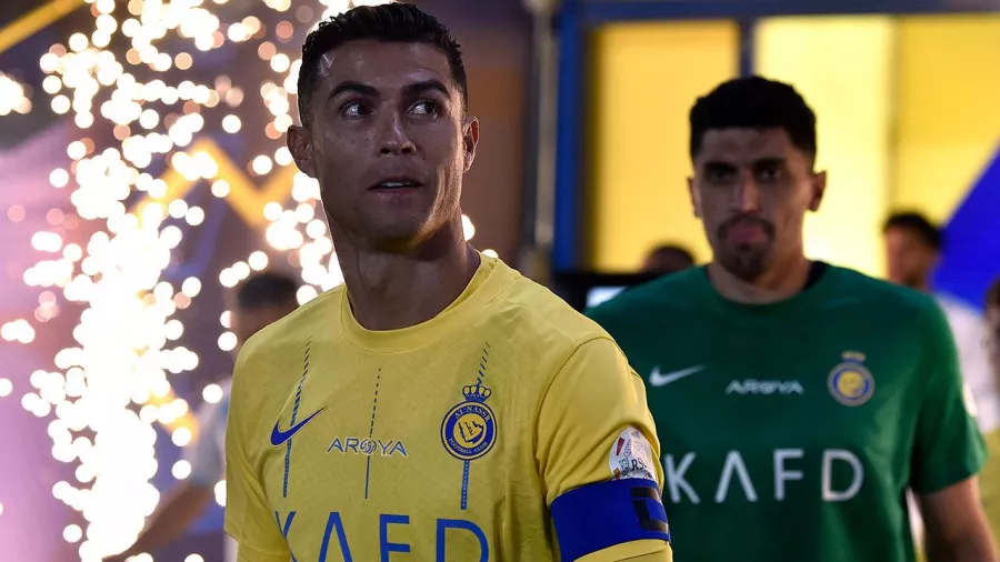 1. Cristiano Ronaldo (Al-Nassr). Salario: 285 millones de dólares