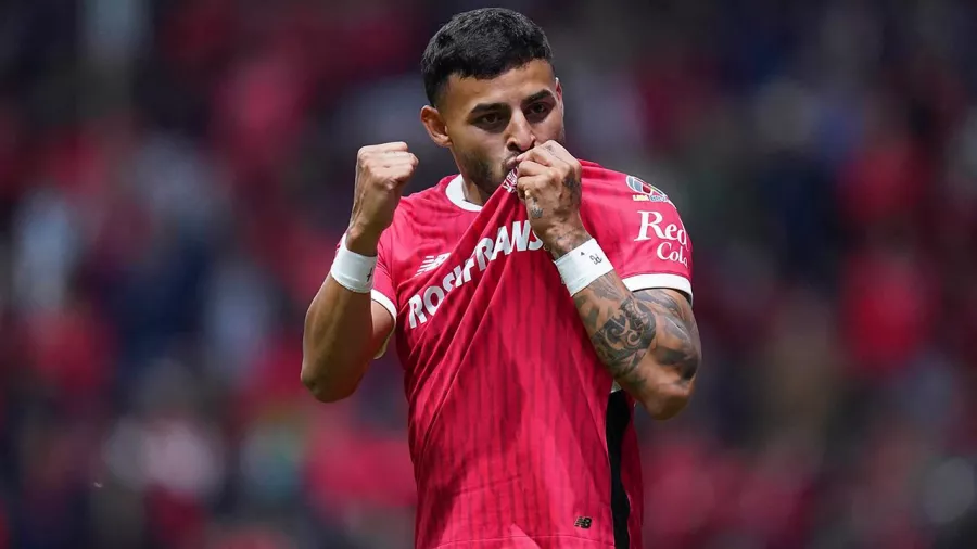 Alexis Vega hizo el tercero y besó el escudo al 52'.