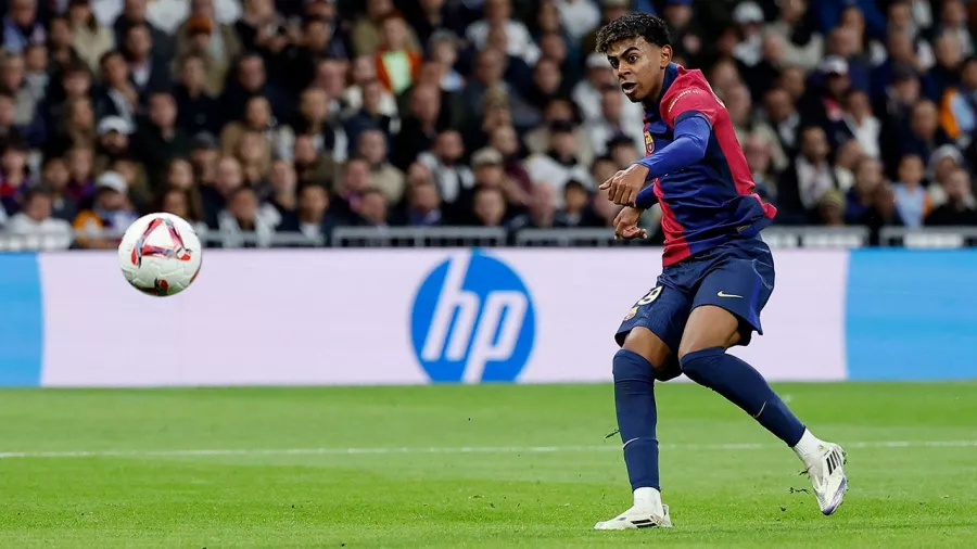 Lamine Yamal graba su nombre en el Santiago Bernabéu con un golazo