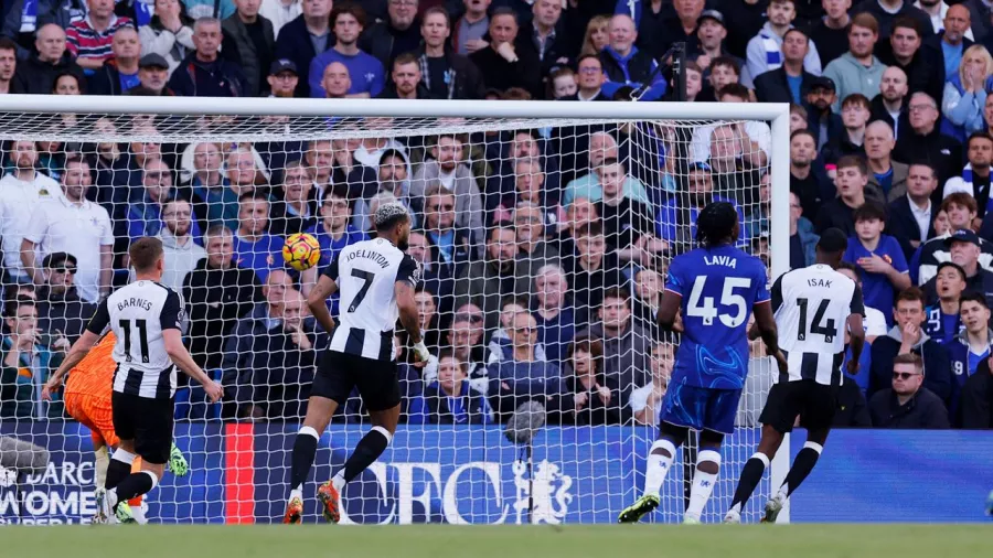 Aleksander Isak empató el partido al 32