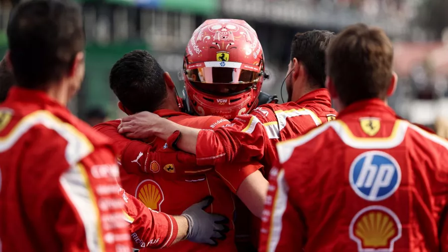 Carlos Sainz celebró el primer triunfo de Ferrari en México desde 1990