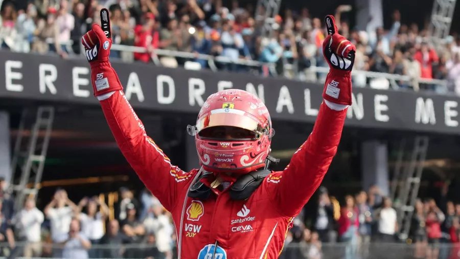 Carlos Sainz celebró el primer triunfo de Ferrari en México desde 1990