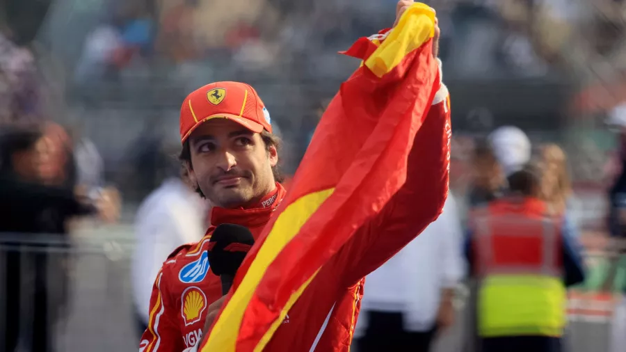 Carlos Sainz celebró el primer triunfo de Ferrari en México desde 1990