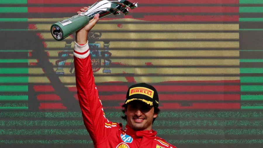 Carlos Sainz celebró el primer triunfo de Ferrari en México desde 1990