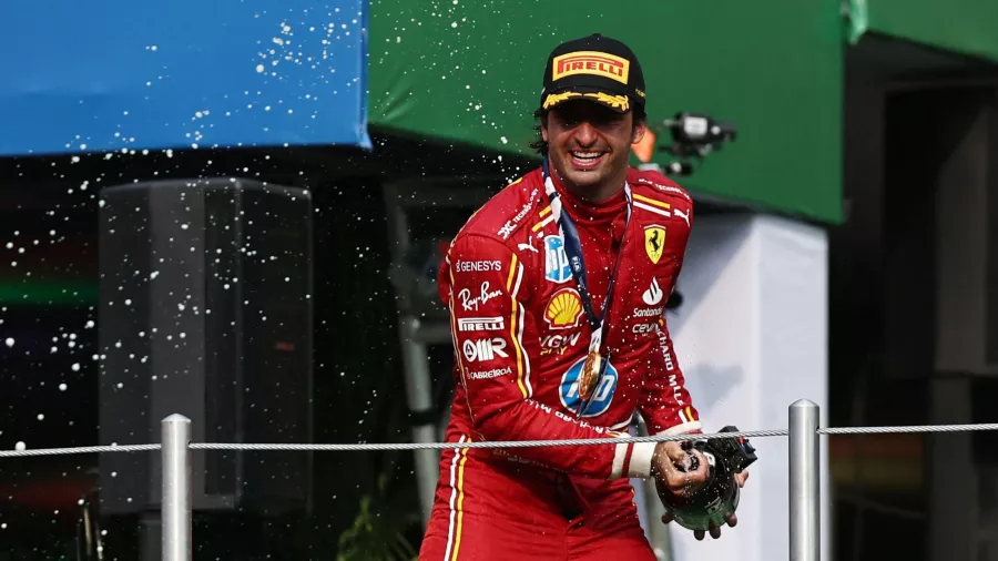 Carlos Sainz celebró el primer triunfo de Ferrari en México desde 1990