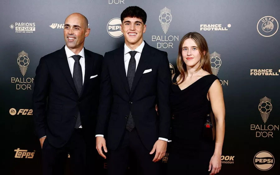 Pau Cubarsí y familia. Futbolista del FC Barcelona