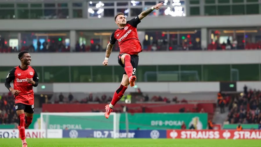 Primer gol del mediocampista español en la Pokal