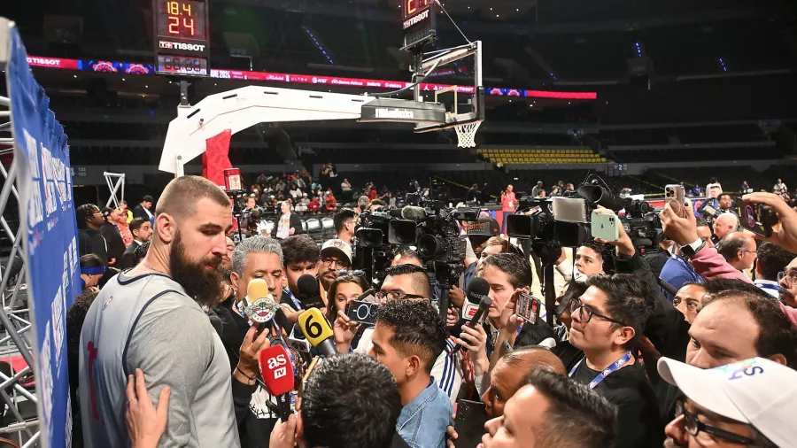 Jonas Valanciunas de los Wizards habló con los reporteros