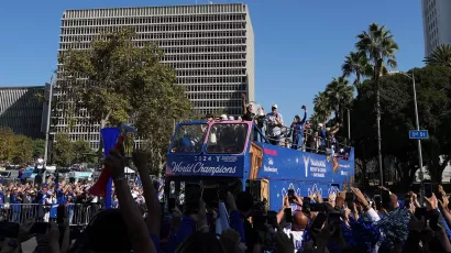 ¡Desfilan los campeones! LA celebra a sus Dodgers y recuerda a Fernando Valenzuela