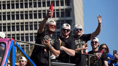 En el cumpleaños del recién fallecido Fernando Valenzuela, los Dodgers desfilaron por la ciudad de Los Ángeles.