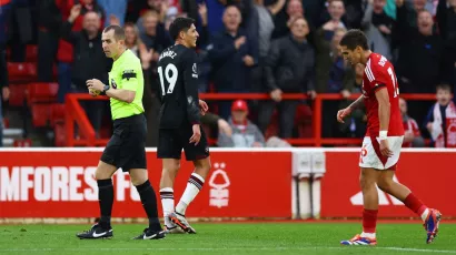 El mediocampista también fue expulsado ante Liverpool en la Carabao Cup, suma dos esta temporada en todas las competencias