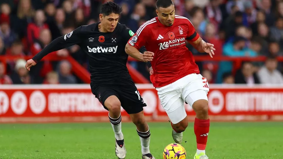 Edson Álvarez expulsado con West Ham en la Premier League