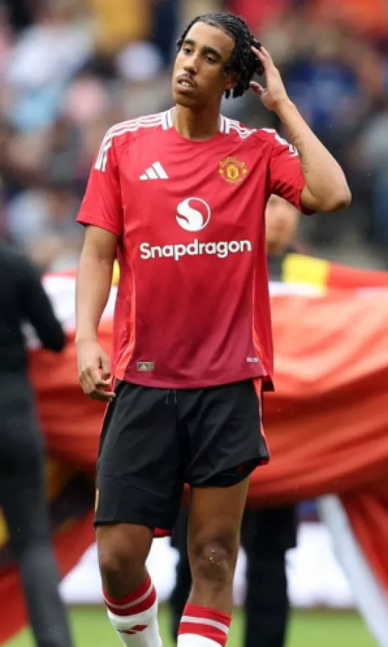 Leny Yoro regresó a los entrenamientos con Manchester United